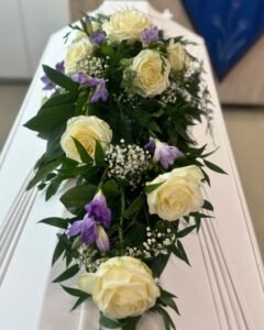 arkkulaite-liila-valkoinen-ruusu-freesia