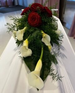 arkkulaite-punaiset-ruusut-calla