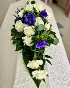 arkkulaite-sini-valkoinen-neilikat-anemone