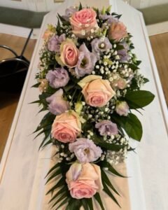 arkkulaite-vaaleanpuaniset-ruusut-liila-eustoma-herkka