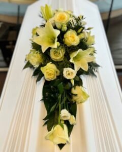 arkkulaite-valkoinen-valkolilja-ruusut-eustoma