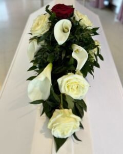 arkkulaite-valkoiset-ruusut-calla