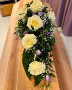 arkkulaite-valkoiset-ruusut-liila-eustoma