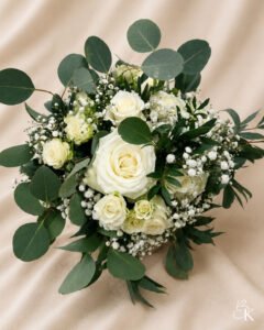 morsiuskimppu-eucalyptus-valkoiset-ruusut-harsokukka