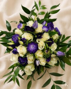 morsiuskimppu-liila-valkoinen-ruusut-eustoma-asteri