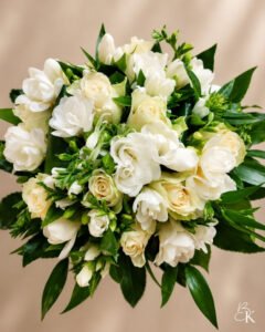 morsiuskimppu-valkoinen-ruusu-freesia