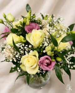 morsiuskimppu-valkoiset-ruusut-vaaleanpunainen-eustoma