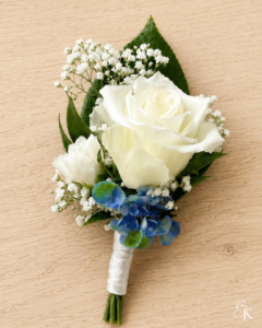rintaviehe-valkoinen-ruusu-sininen-hortensia
