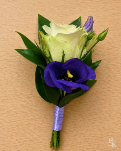 rintaviehe-valkoinen-ruusu-violetti-eustoma