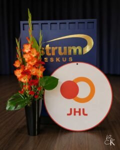 juhla-asetelma-jhl-puhujanpontto-oranssi-miekkalilja-punainen-germini-neilikka
