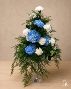 juhla-asetelma-sininen-hortensia-valkoinen-neilikka
