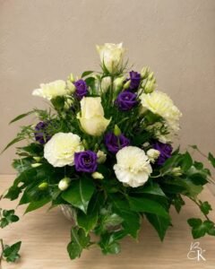 juhla-asetelma-valkoinen-ruusu-neilikka-sininen-eustoma-muratti