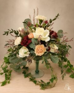 juhla-asetelma-valkoinen-ruusu-nude-neilikka-eucalyptus-muratti