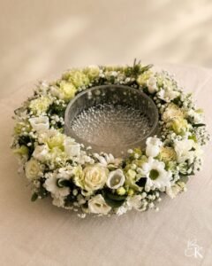 kastekranssi-vihrea-valkoinen-ruusu-eustoma-neilikka