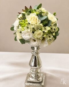 kukka-asetelma-pyorea-ruusu-eucalyptus-eustoma