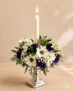 kynttila-asetelma-liila-valkoinen-eustoma-harsokukka-krysanteemi