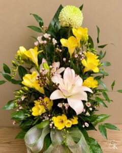 surukimppu-keltainen-freesia-vaaleanpunainen-lilja