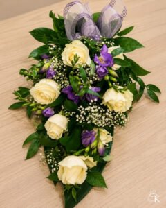 surukimppu-liila-valkoinen-ruusu-freesia-harsokukka