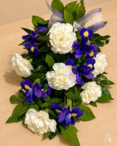 surukimppu-valkoinen-neilikka-sininen-iiris