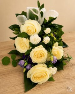 surukimppu-valkoiset-ruusut-liila-eustoma-neilikka