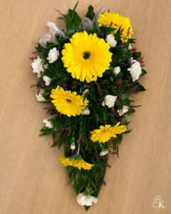 surulaite-keltainen-gerbera-valkoinen-neilikka