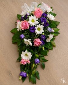 surulaite-krysanteemi-eustoma-ruusu-valkoinen-vaaleanpunainen-sininen