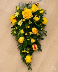 surulaite-ruusu-freesia-krysanteemi-keltainen