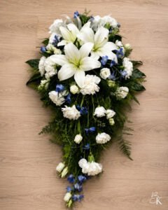 surulaite-sini-valkoinen-lilja-neilikka-eustoma-ritarinkannus