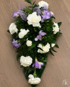 surulaite-valkoinen-neilikka-liila-freesia