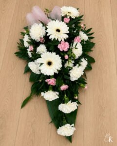 surulaite-valkoinen-vaaleanpunainen-neilikka-gerbera