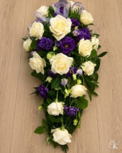 surulaite-valkoiset-ruusut-sininen-eustoma