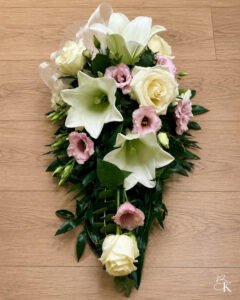surulaite-valkolilja-eustoma-ruusu-valkoinen-vaaleanpunainen