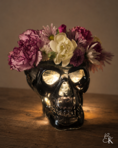 kukkaasetelma_halloween_paakallo_neilikka