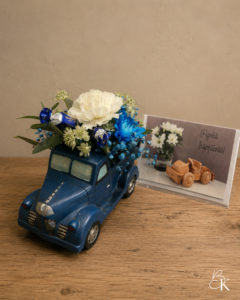 kukkaasetelma_isanpaiva_sinivalkoinen_auto