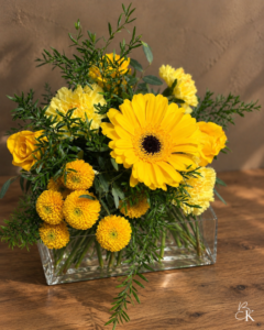 kukkakimppu-keltainen-gerbera-krysanteemi-ruusu-neilikka