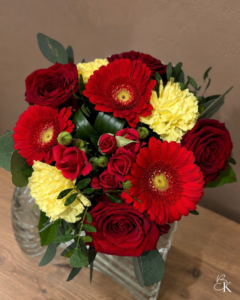kukkakimppu-keltainen-punainen-ruusu-gerbera-neilikka