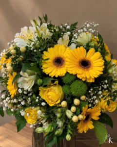 kukkakimppu-keltainen-valkoinen-vihrea-gerbera-ruusu-inkalilja-krysanteemi