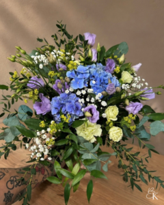 kukkakimppu-liila-sininen-hortensia-neilikka-eustoma