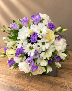 kukkakimppu-liila-valkoinen-ruusu-eustoma.krysanteemi-neilikka