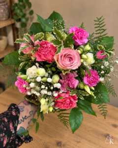 kukkakimppu-pinkki-valkoinen-ruusu-neilikka-harsokukka-eustoma