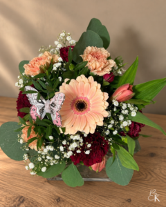 kukkakimppu-punainen-persikkainen-gerbera-neilikka-tulppaani-perhonen