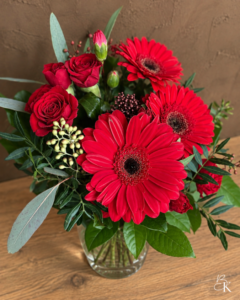 kukkakimppu-punainen-ruusu-gerbera-neilikka-skimmia