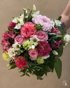 kukkakimppu-vaaleanpunainen-ruusu-neilikka-inkalilja-eustoma-krysanteemi