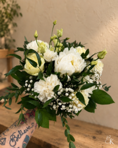 kukkakimppu-valkoinen-neilikka-harsokukka-pioni-eustoma-ruusu