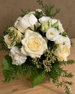 kukkakimppu-valkoinen-ruusu-pioni-eustoma-neilikka