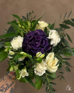 kukkakimppu-valkoinen-violetti-hortensia-ruusu-neilikka-inkalilja