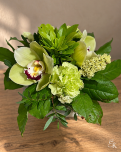 kukkakimppu-vihrea-neilikka-cymbidium-orkidea-limonium