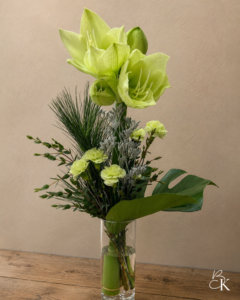 kukkakimppu_joulu_korkeakimppu_valkoine_hopea_amaryllis_neilikka_vihrea