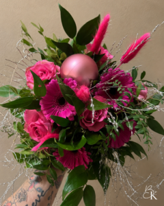 kukkakimppu_joulu_pinkki_hopea_gerbera_ruusu_heina
