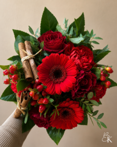kukkakimppu_joulu_punainen-kanelitanko_gerbera_ruusu_marjakuista